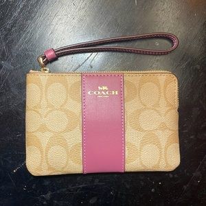 Coach Corner Zip Wristlet in Light Khaki Primrose